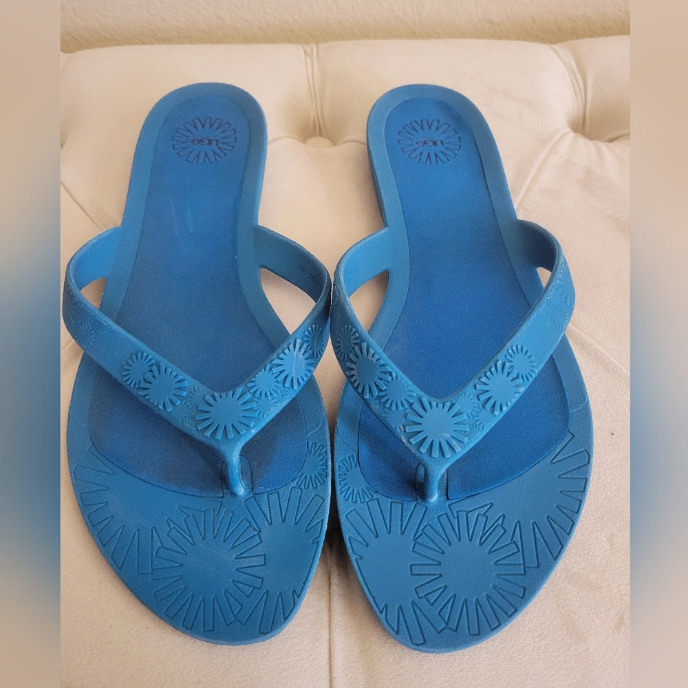 UGG Pre-owned Rubber Blue Thong Flip Flops in size 8.